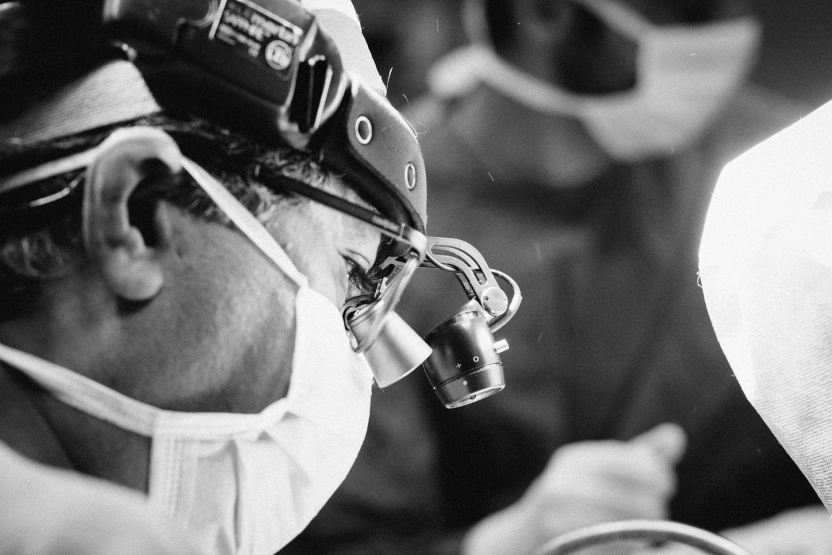 Prof. Dr. Nasser Nadjmi performing an operation